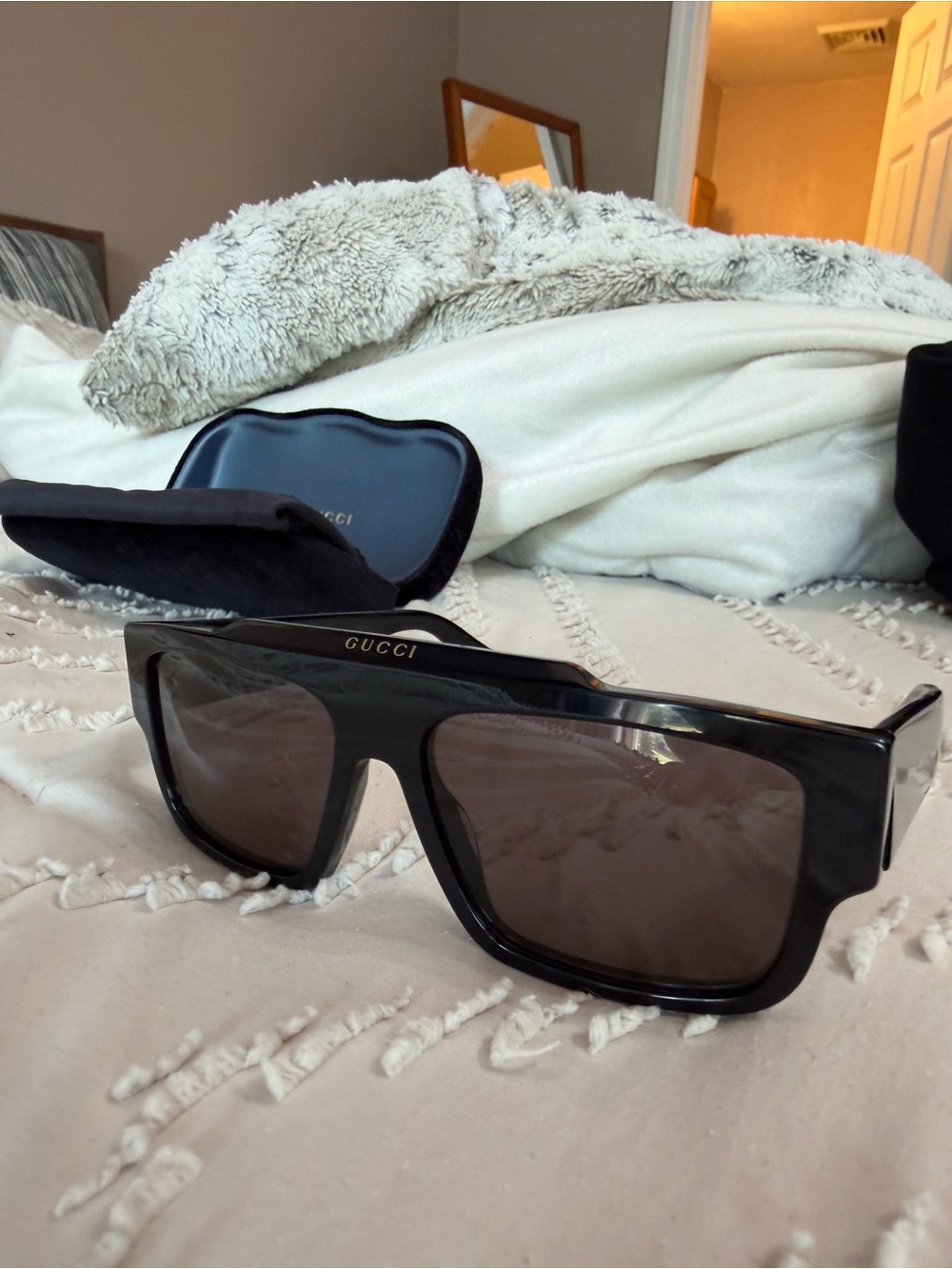 Gucci Black Rectangular Sunglasses with Case - Picture 2 of 3